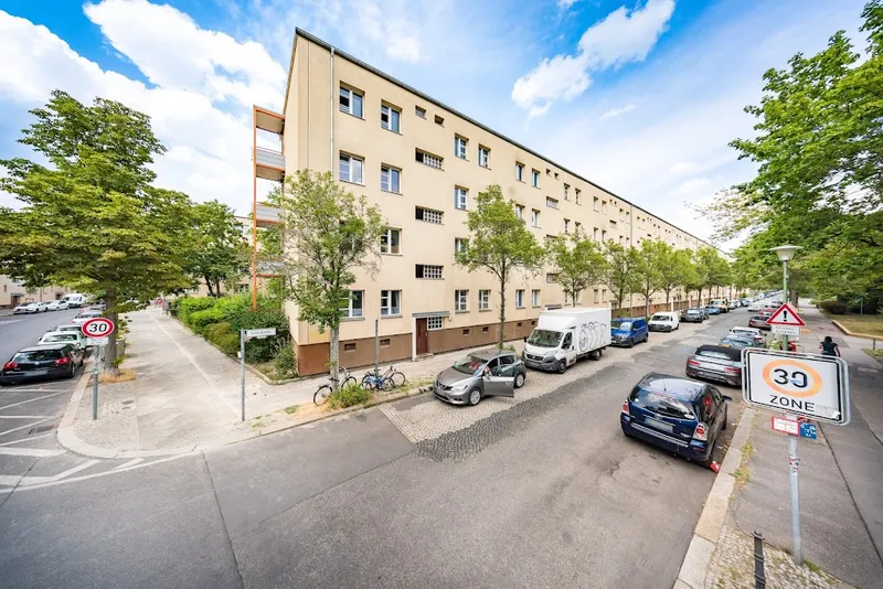 Renovierungsbedürftige Wohnung mit Balkon in Alt-Hohenschönhausen neu zu vermieten — photo 1